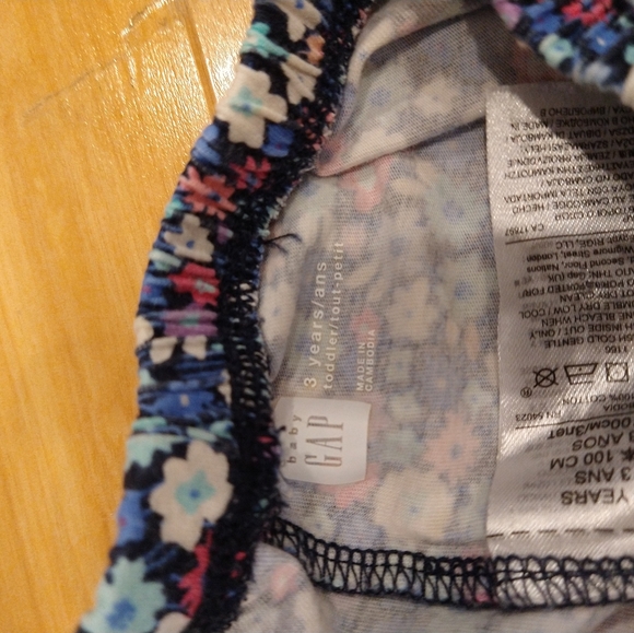 3/20$ 3T Gap flower shorts - Picture 3 of 5